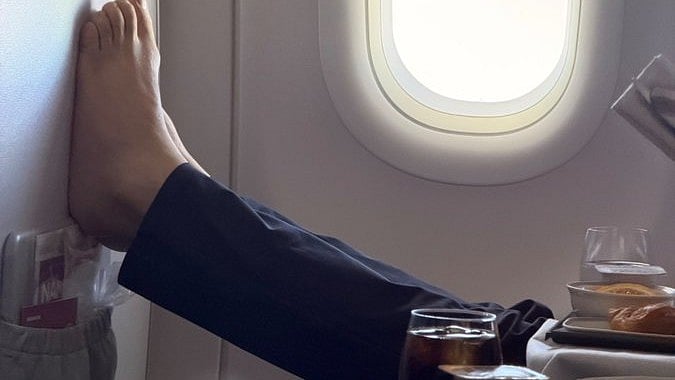 'Mind Your Own Business': Vir Das’ Viral Flight Post About Passenger Keeping With Bare Feet Up Sparks Debate Over Airline Etiquette