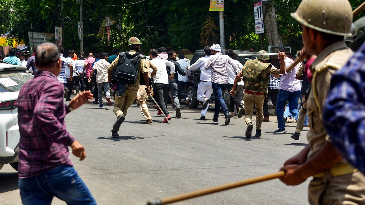 Lucknow Demolition Drive Turns Violent As Police Lathi-Charge Protesting Lawyers | VIDEO