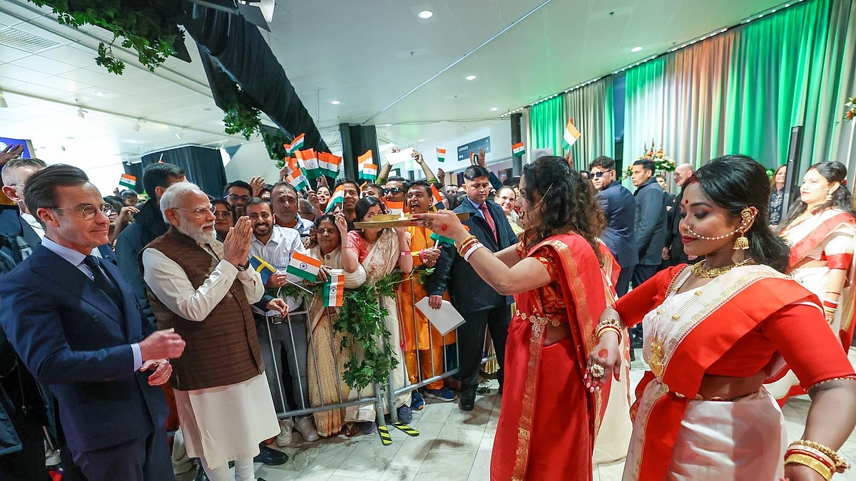 PM Modi Receives Grand Bengali Cultural Welcome From Indian Diaspora In Sweden | VIDEO