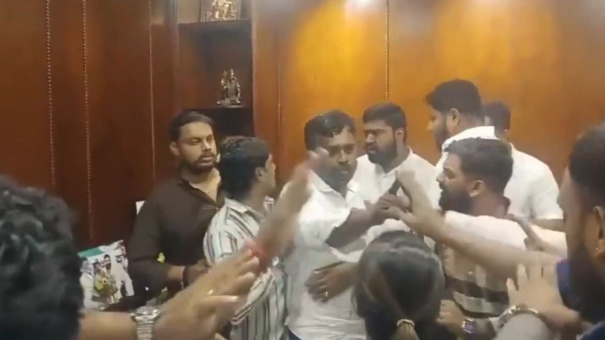 Karnataka Youth Congress Factions Clash At Bengaluru Meeting Ahead Of NEET Protest | Video
