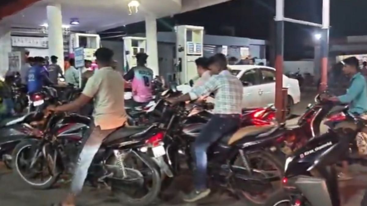 Panic Buying In Palghar Amid Fuel Shortage Rumours: Long Queue Seen At Petrol Pump Along Mumbai-Ahmedabad Highway – VIDEO