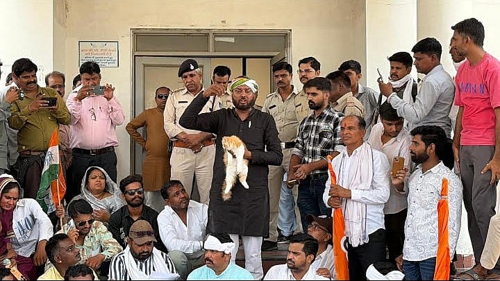 Congress Calls The Ratlam Administration ‘Bighi Billi’ And Hands Over The Memorandum With Live Cat