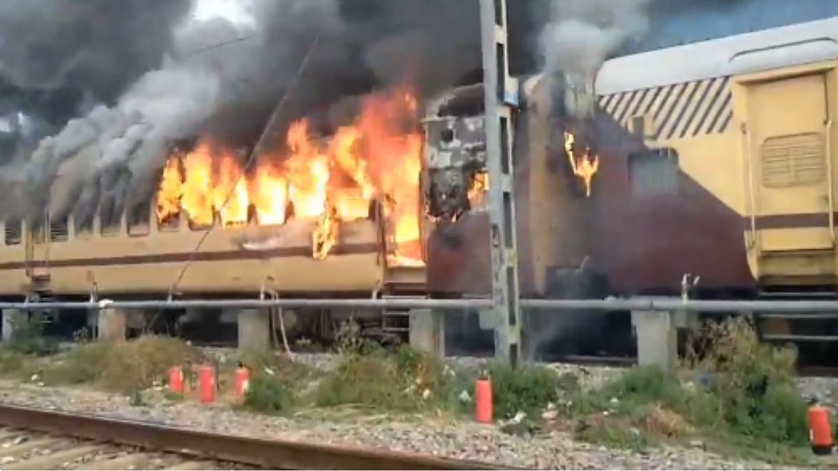 Bihar Train Fire: Huge Blaze Engulfs Sasaram–Patna Passenger Train – VIDEO