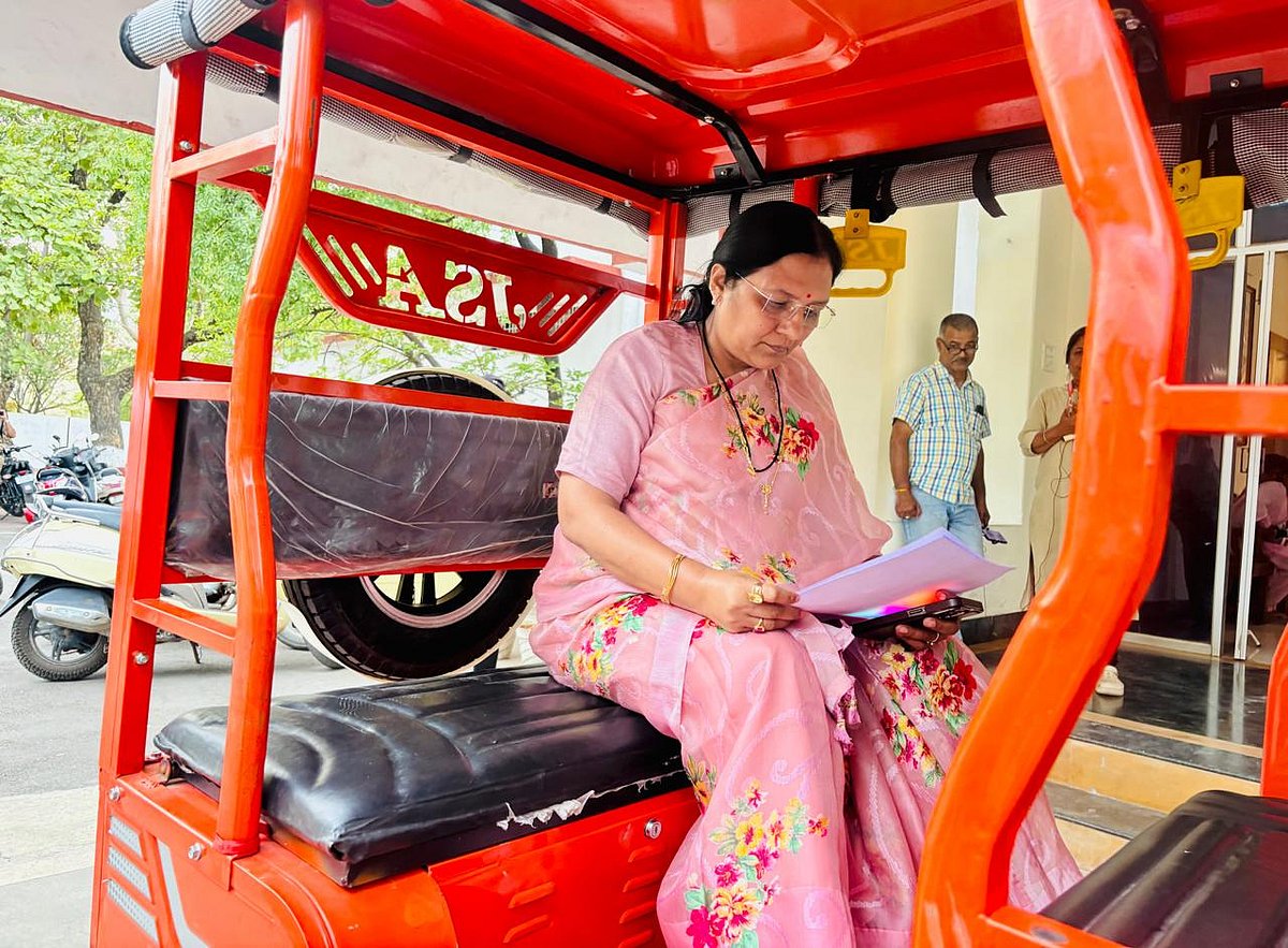 Union Minister Savitri Thakur Travels By E-Rickshaw, Promoting Fuel Conservation In Dhar