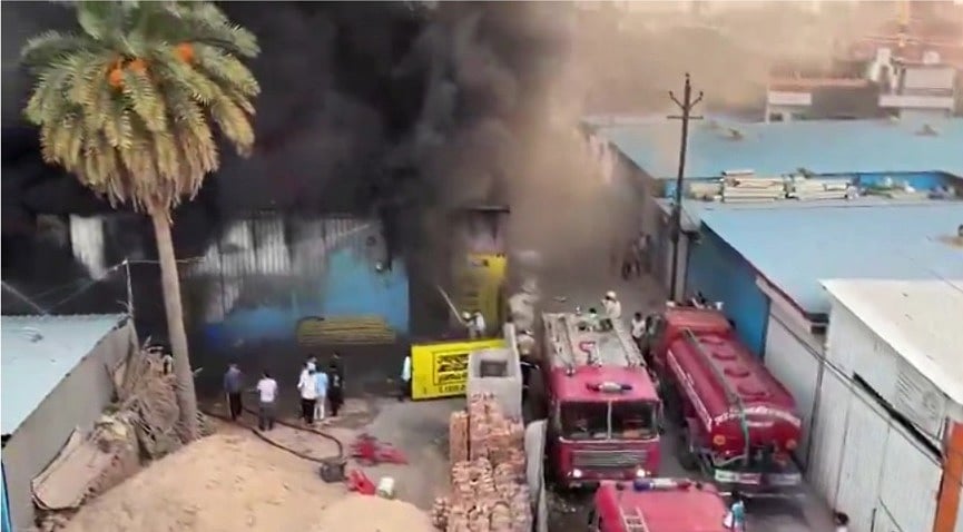 Massive Blaze Erupts At Tent Warehouse In Indore; Thick Smoke, Panic Grip Khajrana Area-- VIDEO