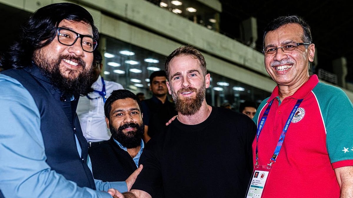 Kane Williamson Gets Taste Of Indian Football, Watches Kolkata Derby Alongside LSG & Mohun Bagan Owner Sanjeev Goenka | VIDEO