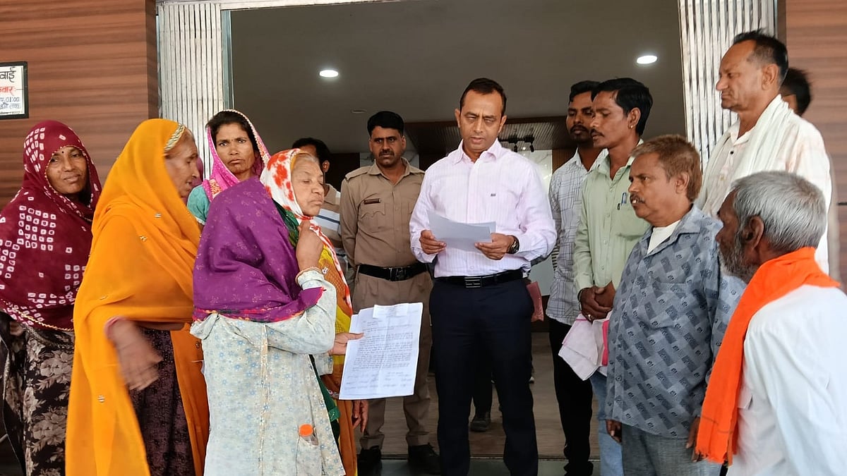 Villagers Oppose The Installation Of A High-Voltage Line Near Residences In Neemuch | FP photo