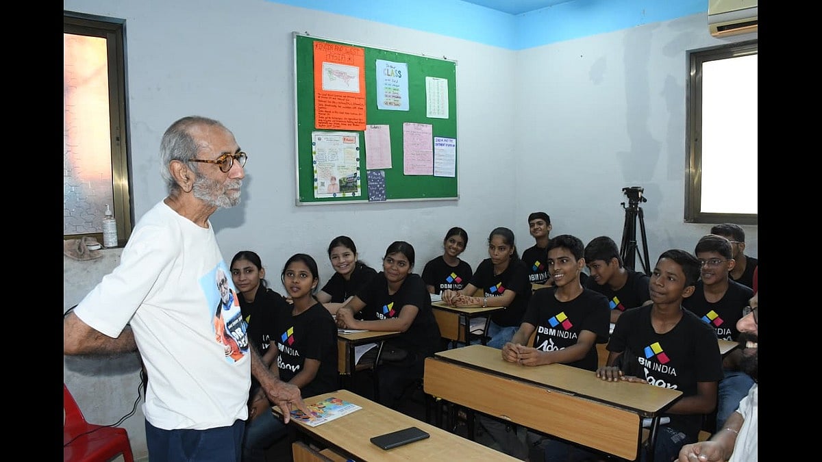 Aabid Surti of Drop Dead Foundation interacting with the students