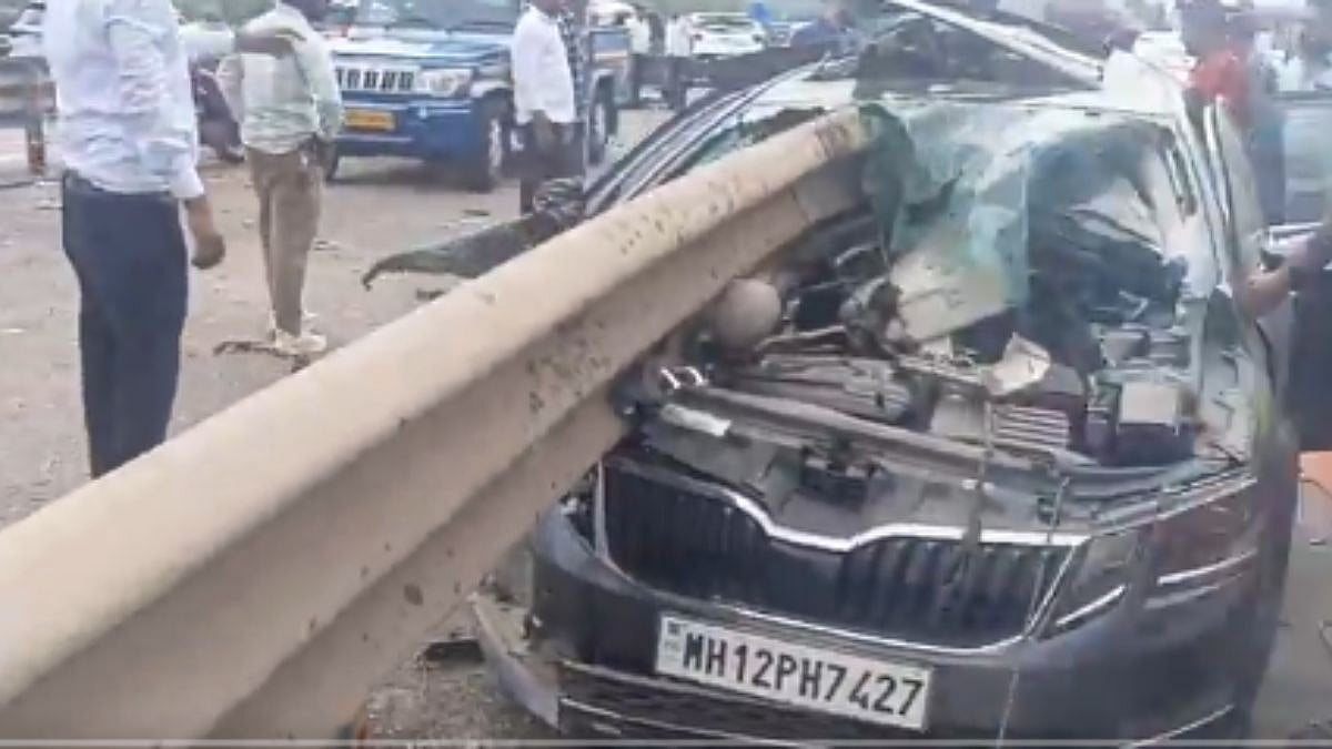Mumbai-Pune Expressway Accident: 2 Dead, 1 Injured After Car Crashes Into Railing In Maval Taluka - Disturbing Visual Surfaces