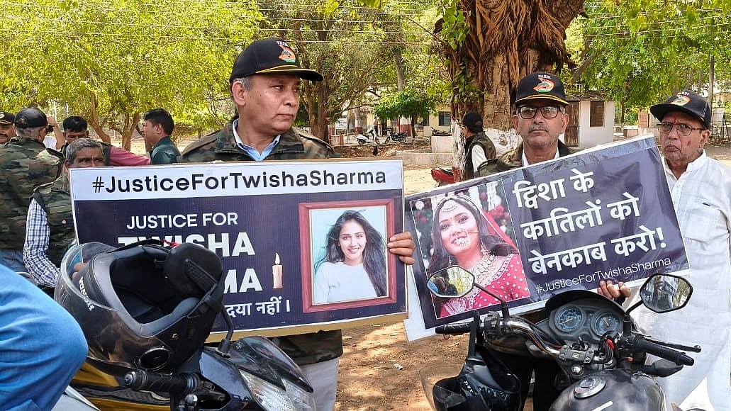 Twisha Sharma Death Case: Vardi Foundation Protesters Submit Memorandums At DGP Office, Raj Bhavan; Take Out Bike Rally To CM House In Bhopal-- VIDEO
