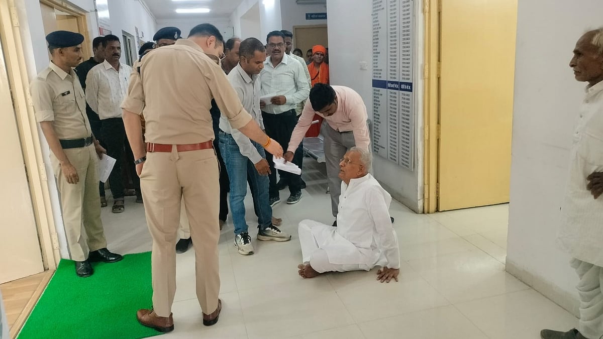 Ex-Home Minister Himmat Kothari Stages Protest At SP Office In Ratlam | FP Photo