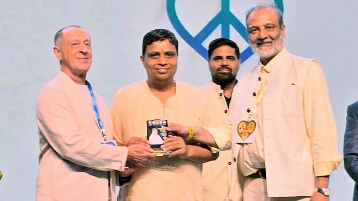 Acharya Balkrishna Honoured With Champion Health Award At Peace Conclave