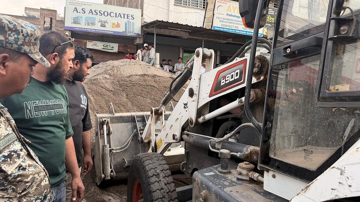Chhatrapati Sambhajinagar: CSMC Seizes Construction Material Dumped On Roads, Clears Traffic Hurdles