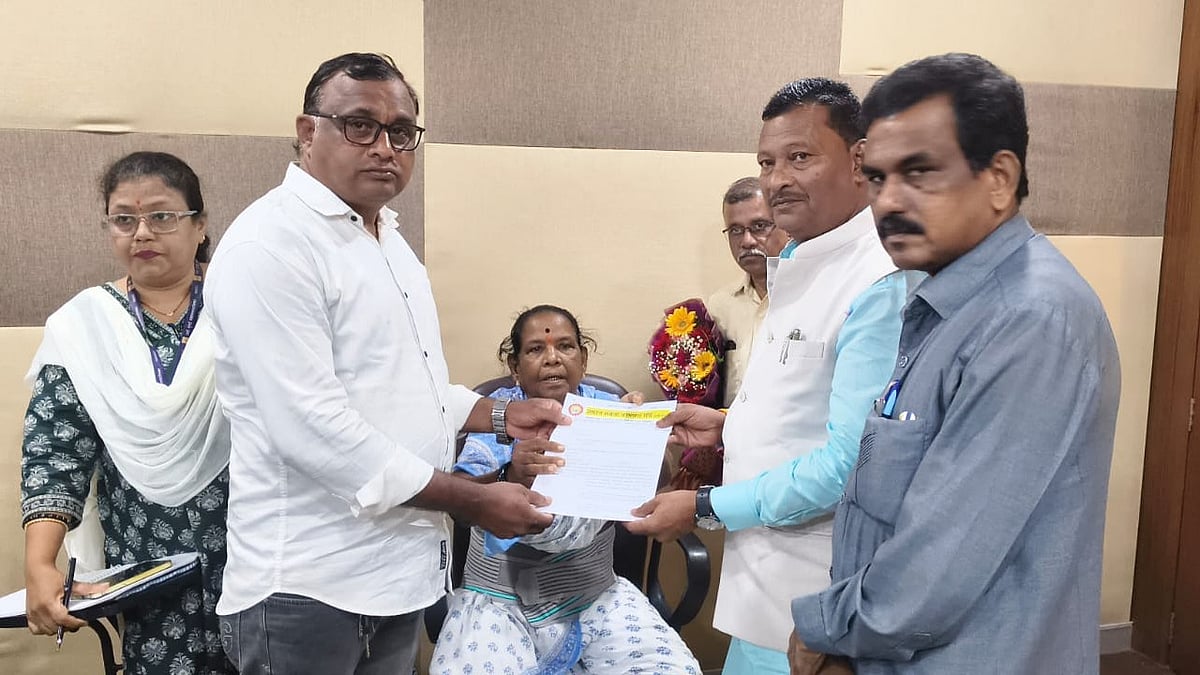 Sanitation Workers Demand Retirement Benefits And End To Exploitation In Memorandum Submitted To Maharashtra Safai Karmachari Commission