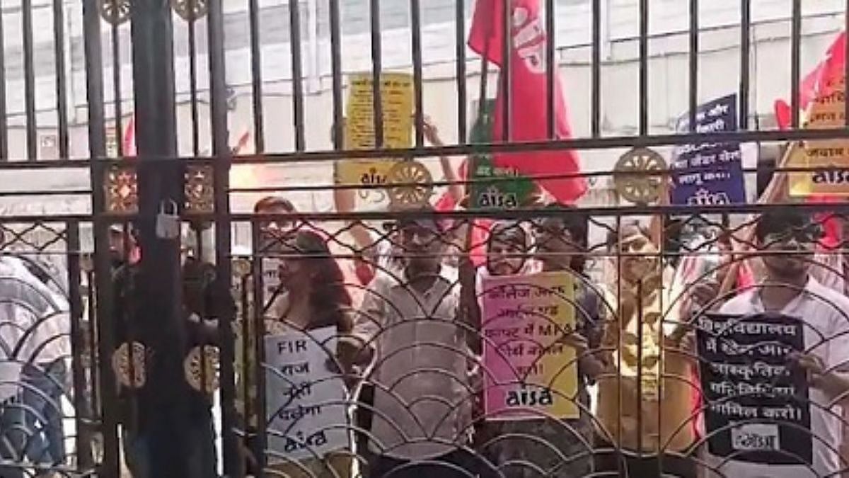 AISA Holds Protest At  Patna University's Senate Meeting Against Administration