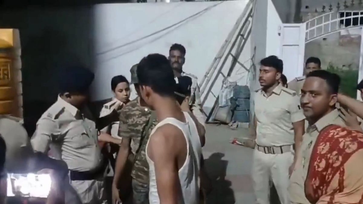 Patna: Gangsters Flee While Supporters Force Police To Undergo Search During Raid - VIDEO