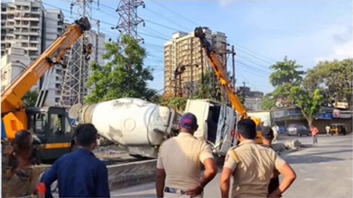3 Injured After Cement Mixer Crashes Into Dumper On Khambalpada Vikas Naka Road In Thane - VIDEO