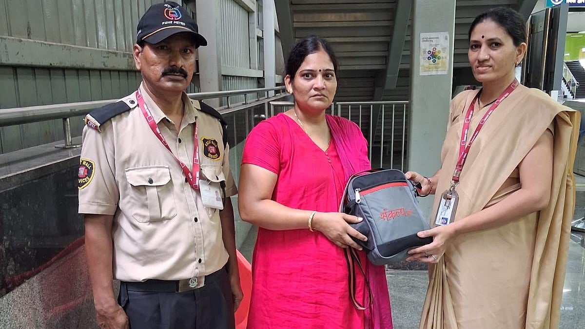 Pune Metro Staff Return Lost Bag Containing 15 Tolas Of Gold