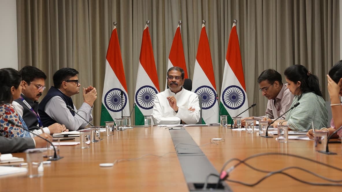 Dharmendra Pradhan Reviews CBSE Payment Gateway, Meets Major Banks To Prevent Transaction Failures