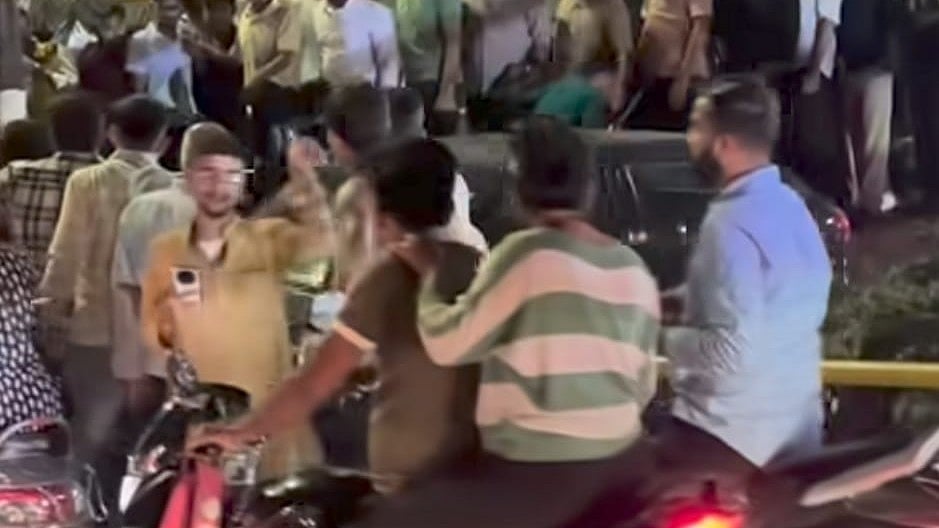 Pune: Drunk Student Injured After Car Crashes Through Garware Bridge Railing |VIDEO