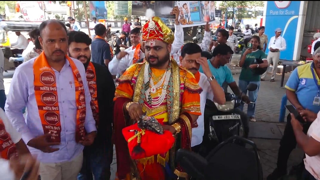 MNS Workers Protest Rising Fuel Prices In New Panvel By Distributing Melody Chocolates To Citizens