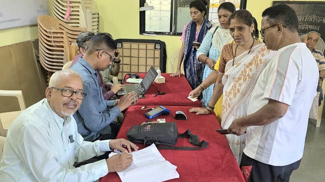 Navi Mumbai Senior Citizens Turn Up In Large Numbers For NCMC Card Registration Camp