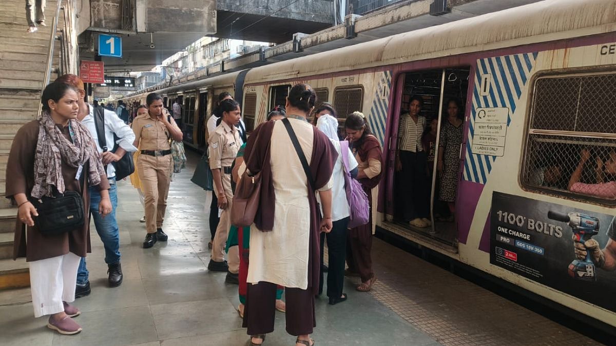 Mumbai: 159 Ticketless Passengers Nabbed in First Class Coaches Of Local Trains During Central Railway Crackdown