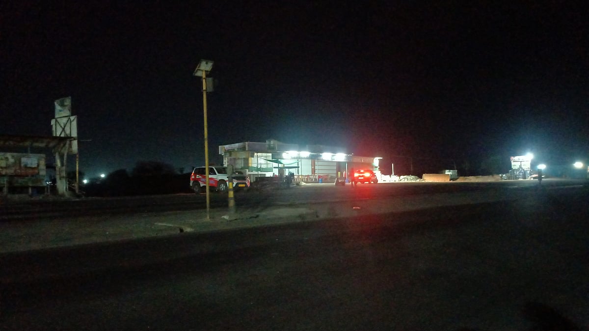 Darkness Engulfs Sardarpur Roads, Widespread Streetlight Failure Leaves Major Junctions Vulnerable