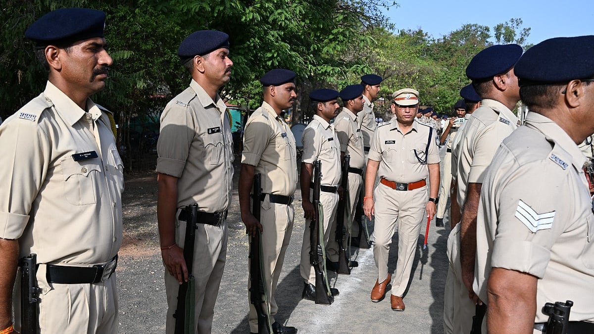 SP Inspects Parade At District Police Line, Rewards Police Personnel In Jhabua