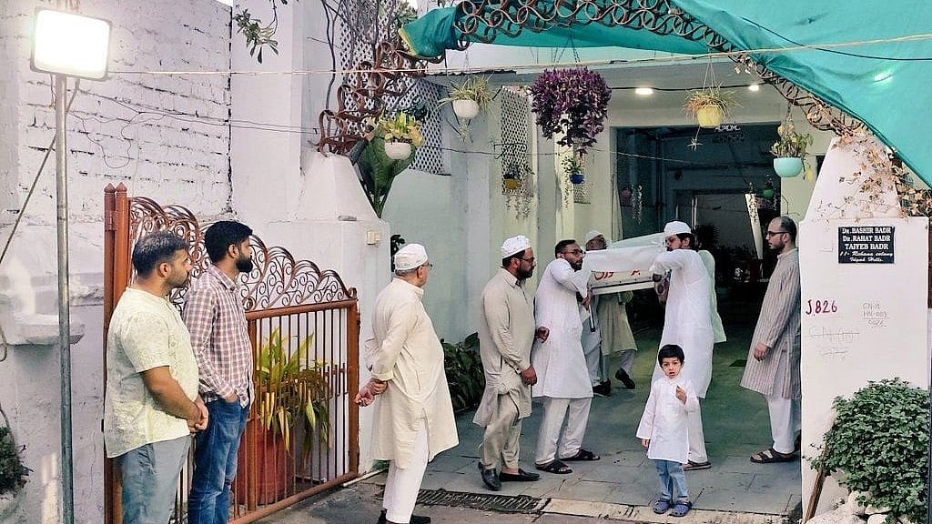 Few People Present At Funeral Of Vajpayee's Favourite Shayar Bashir Badr