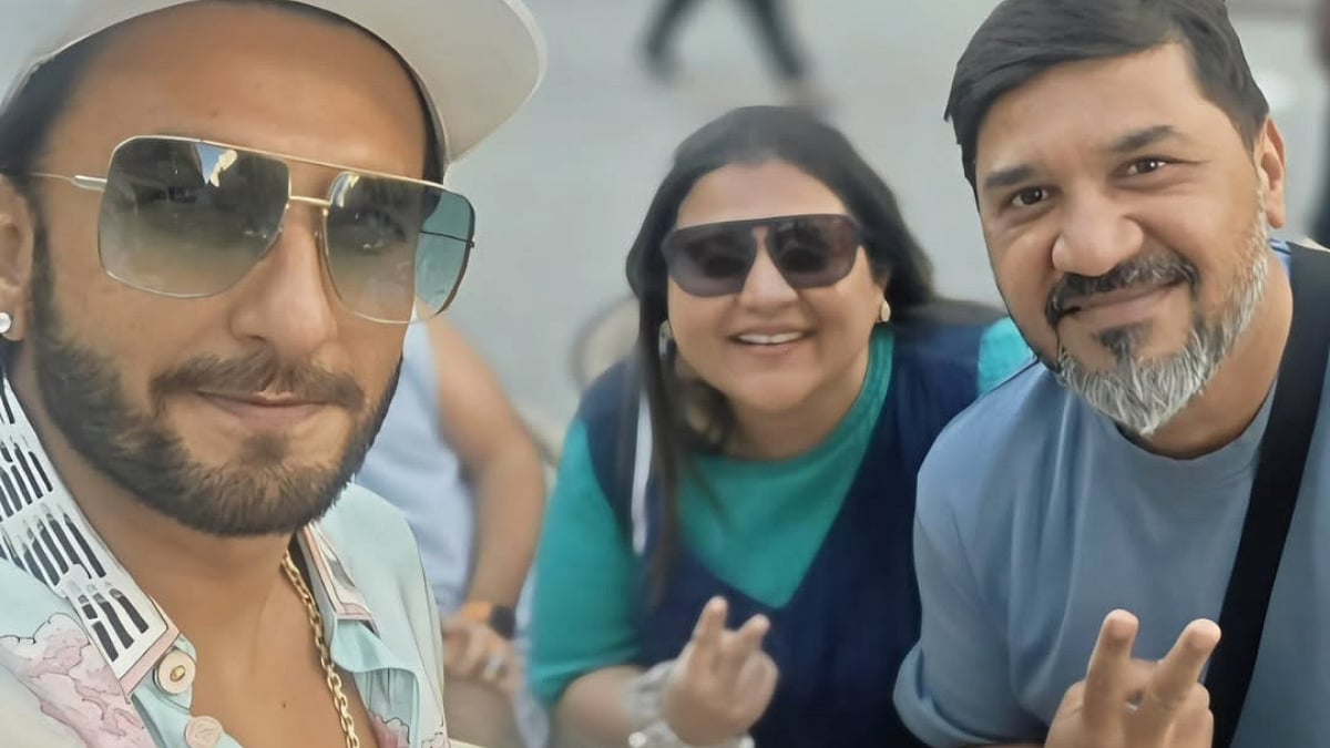 Ranveer Singh Unfazed By Don 3 Controversy With Farhan Akhtar, Smiles & Poses With Fans At Budapest Coffee Shop—PHOTO