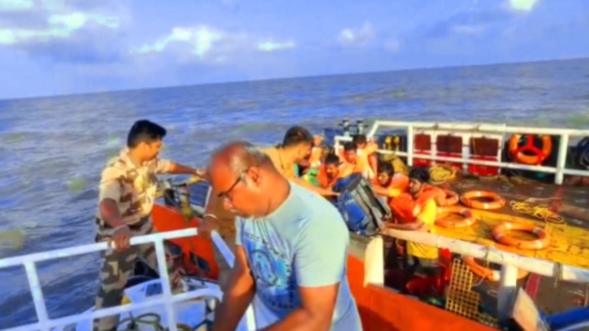 Mumbai: Swift CISF Rescue Operation Saves 9 Aboard Sinking Tugboat Near  Colaba - VIDEO