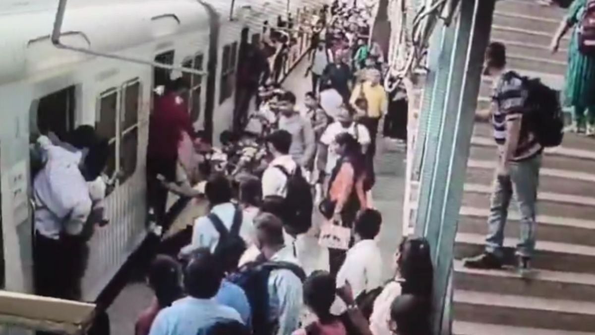 Major Tragedy Averted! Swift Action By RPF Saves Passenger From Falling Onto Tracks At Mumbai's Andheri Station; CCTV Footage Surfaces