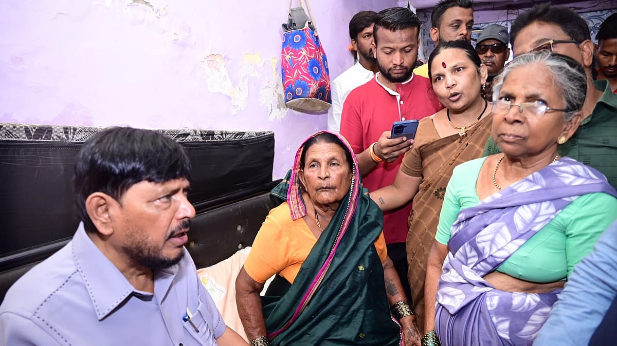 Pune Toxic Liquor Tragedy: Union Minister Ramdas Athawale Meets Victims' Families, Demands Jobs For Kin