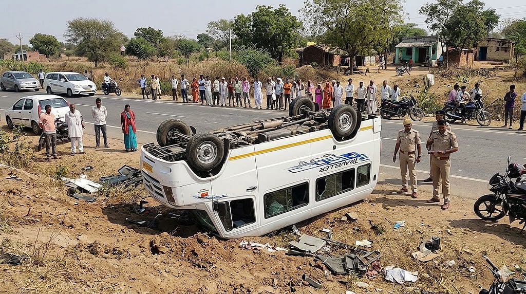 Mother And Daughter Killed, 17 Injured After Minibus Turns Turtle In Khargone