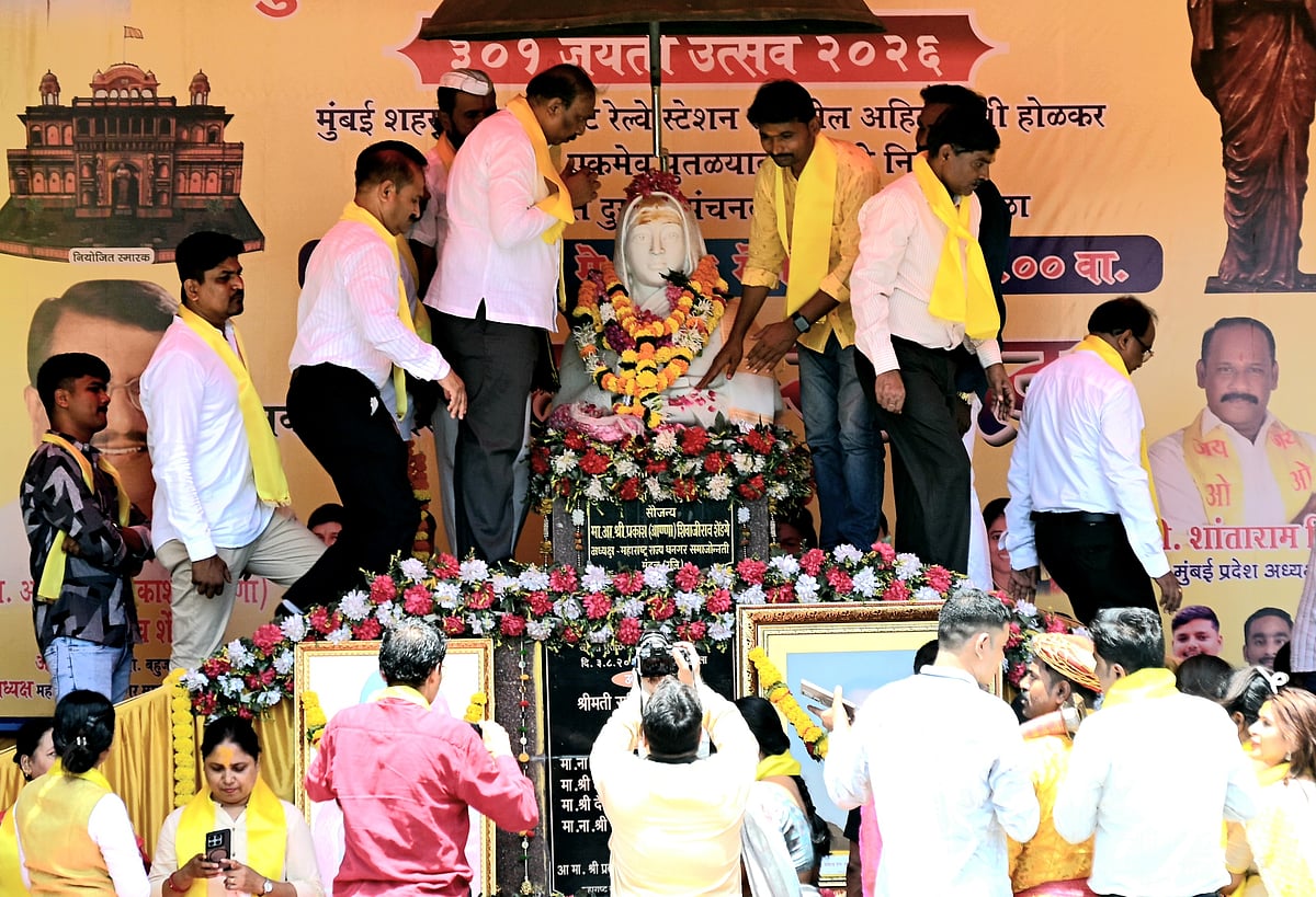 Remembering the visionary queen 
People pay tribute to Punyashlok Ahilyabai Holkar on her 301st birth
anniversary by garlanding her bust at Churchgate