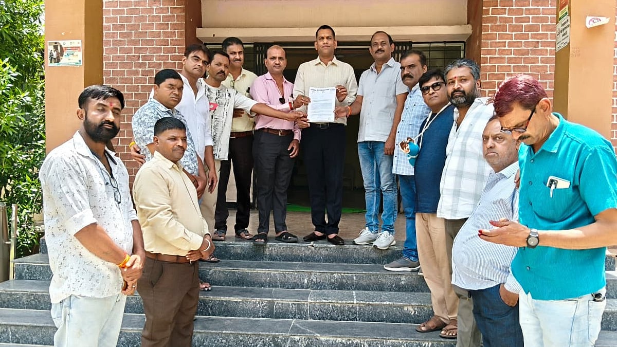 Congress Protests CM’s Remarks Against Jitu Patwari, Submits Memorandum