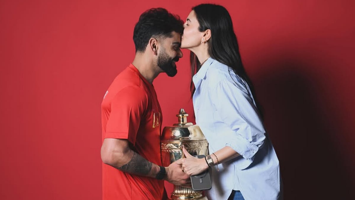 Proud Wife Anushka Sharma Plants Sweet Kiss On Virat Kohli's Forehead After RCB's 2nd IPL Win; Check Out Adorable Photo