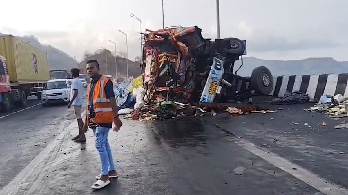 Major Accident On Mumbai-Pune Expressway: 2 Dead, Elderly Woman Among 3 Injured After Container Overturns, Gets Hit By Another Truck In Khopoli - VIDEO
