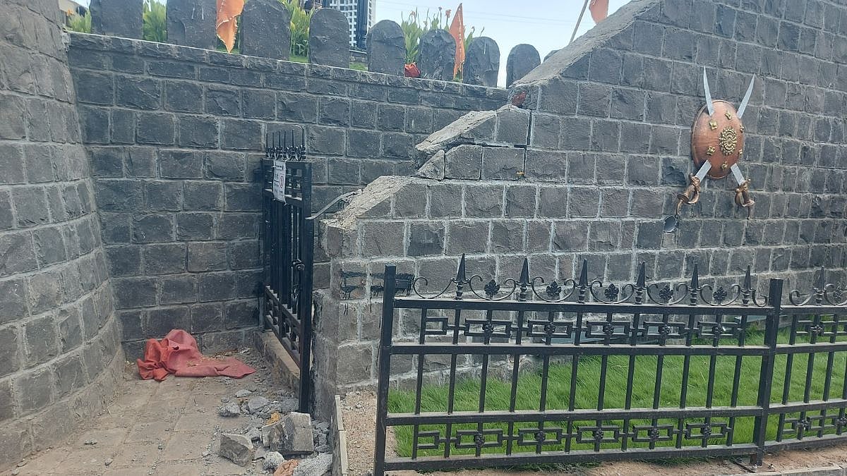 Thane: Portion Of ₹2-Crore Chhatrapati Shivaji Maharaj Monument Collapses Within 2 Months Of Inauguration, Triggers Public Outrage | VIDEO