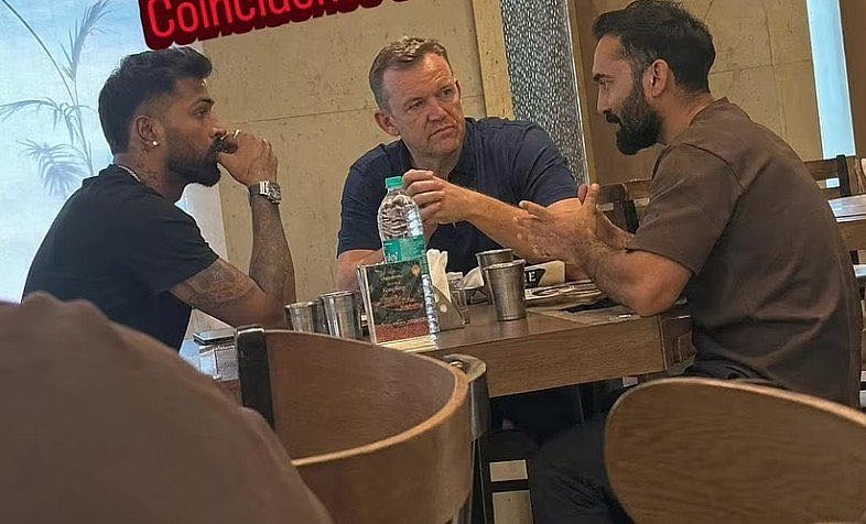 Fact Check: Did Hardik Pandya Meet Dinesh Karthik & Andy Flower To Discuss RCB Trade?