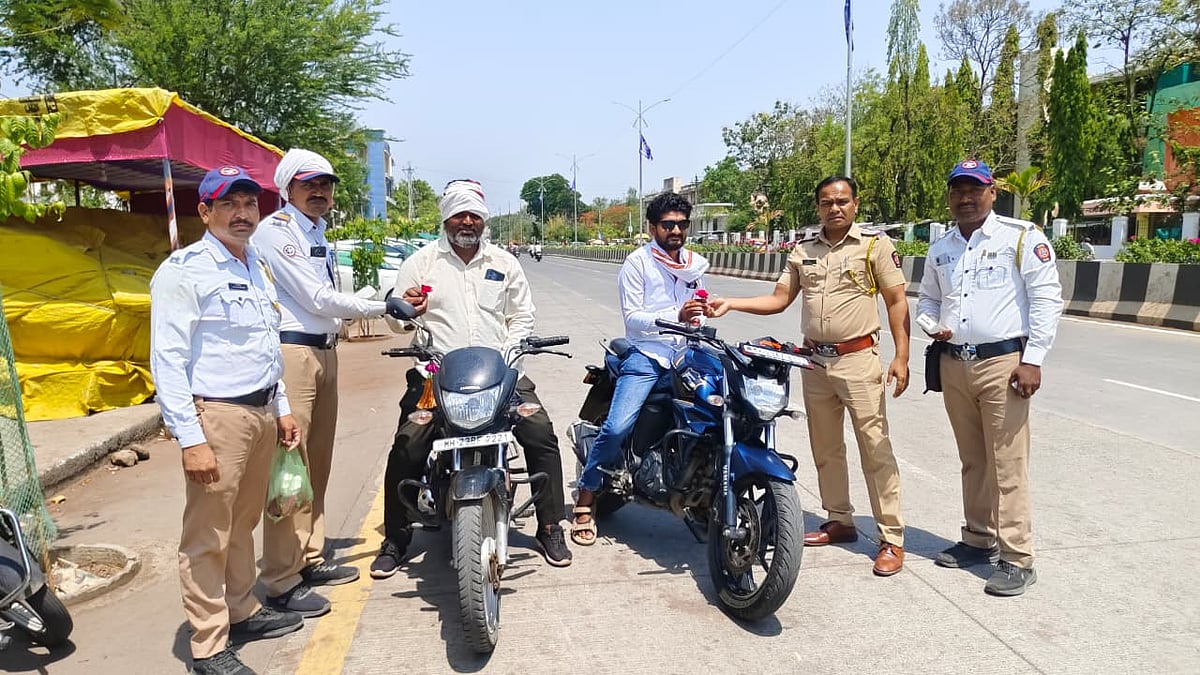 Beed Traffic Police Offer Roses To Violators, Promote Road Safety Awareness