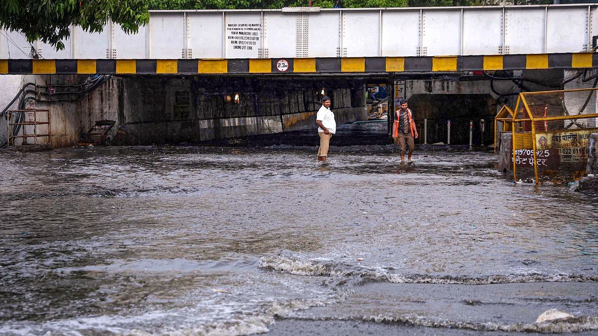 Mumbai's First Intense Pre-Monsoon Shower Triggers Waterlogging, Traffic Chaos; Opposition Questions BMC Readiness