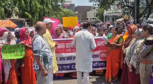 43°C Heat Fails To Deter ASHA Workers' Protest Over Four Months Of Unpaid Wages In Jabalpur