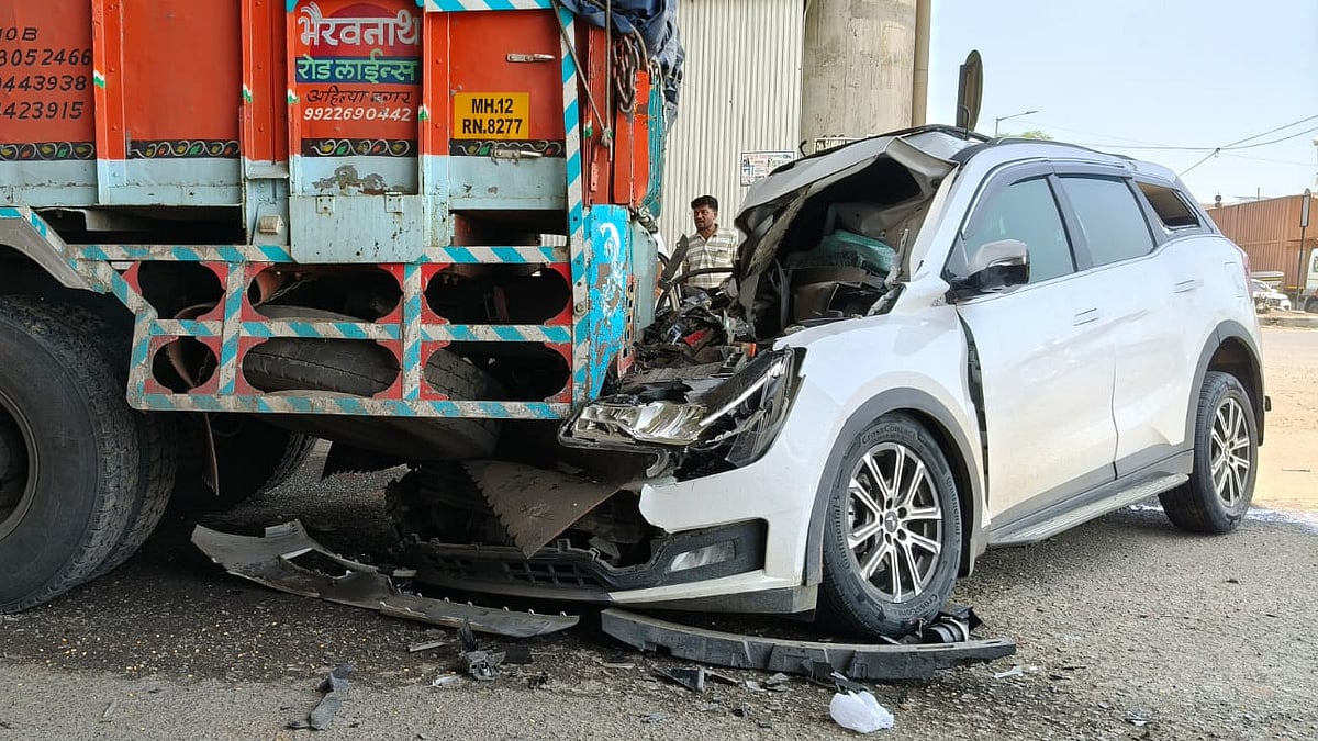 Driver Seriously Injured After Car Crashes Into Parked Truck In Chhatrapati Sambhajinagar