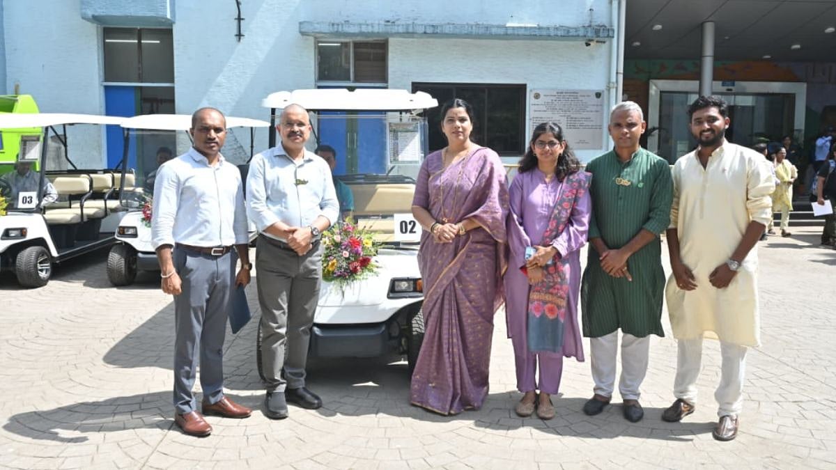 Mumbai: Mayor Ritu Tawde Inaugurates Eco-Friendly E-Buggy, Children's Double-Decker Bus At Byculla Zoo On World Environment Day