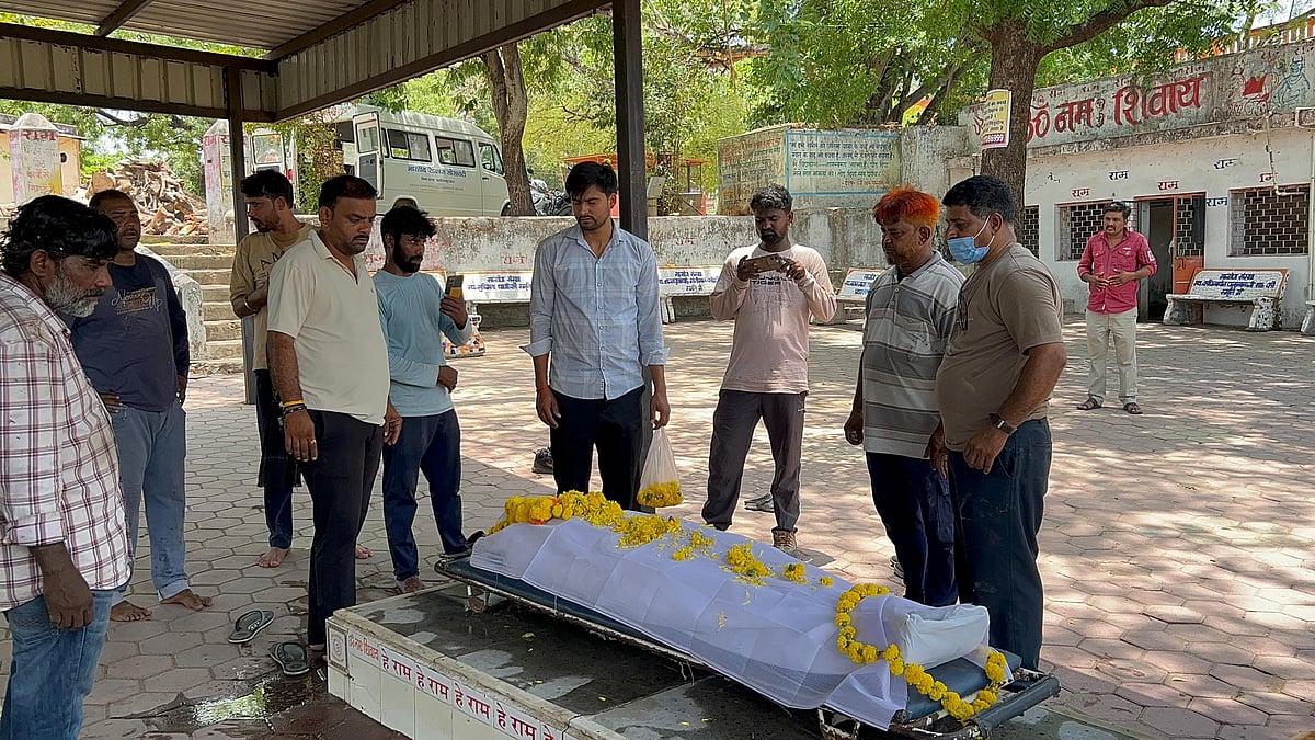 Muslim Friend Performs Hindu Last Rites In Aalirajpur