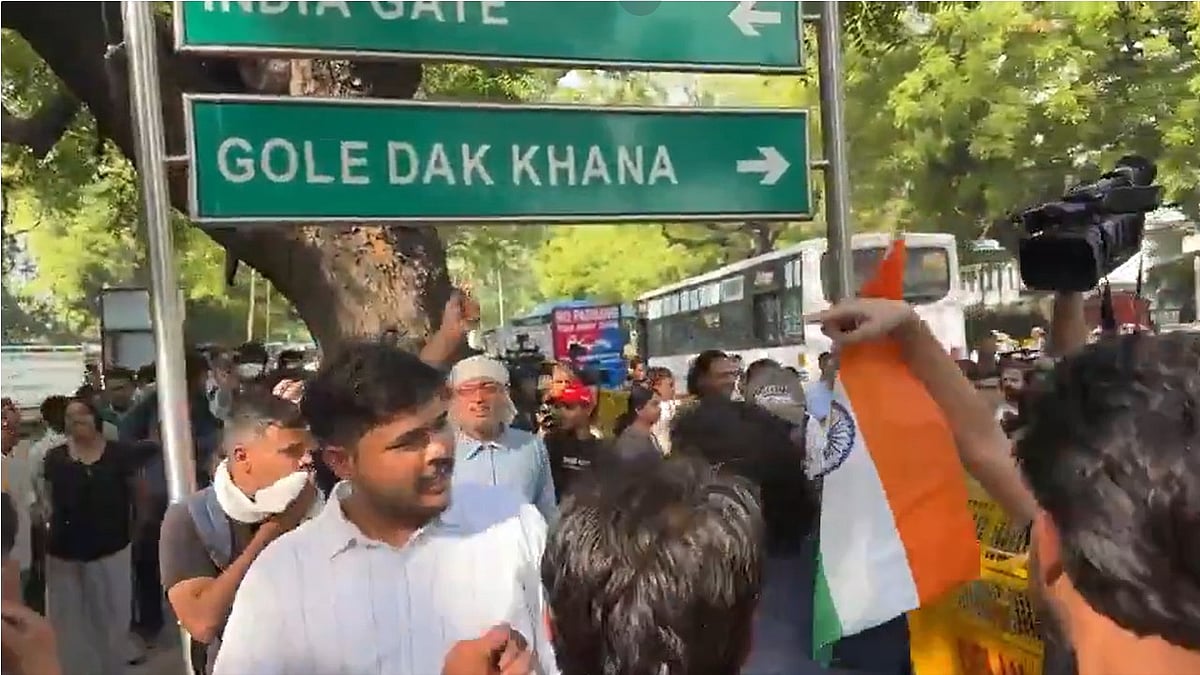 Gen Z Takes Over Jantar Mantar As Youth Raise 'Godi Media' Slogans At Cockroach Janata Party Protest| VIDEO 