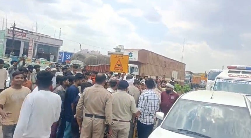 Angry Consumers Block NH-30 Over LPG Cylinder Crisis In Jabalpur-- VIDEO