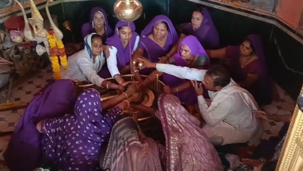 Agitating Asha Workers Perform Jalabhishek At Mankameshwar Temple